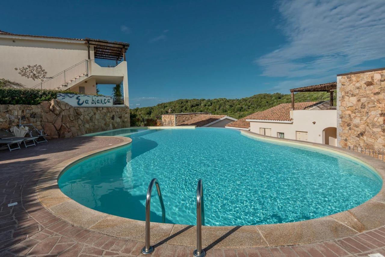 Residence Con Piscina A 4 Km Da Baja Sardinia Cala Bitta Exterior foto